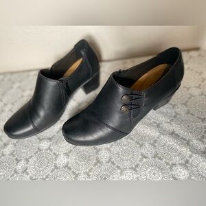 Clarks Collection~Emslie Warren~Black~Button & Loop Detail~Slip-On Shoe~Size 6.5